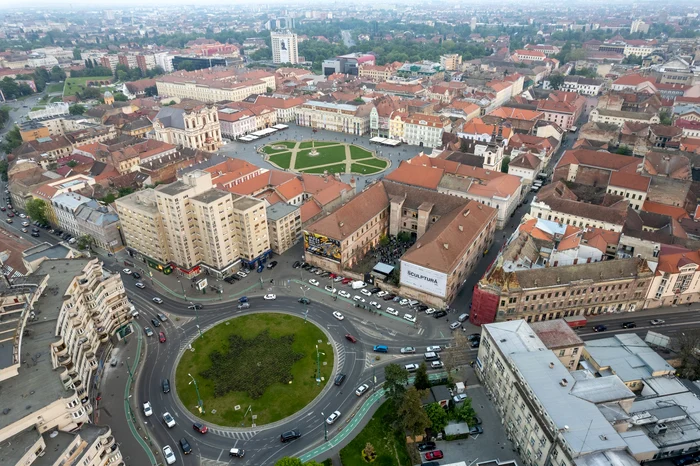 Cazarma U și sensul giratoriu din Piața Mărăști FOTO Triade