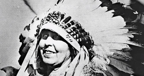 Regina Maria şi coroana de pene de vultur a indienilor Sioux Foto Adevărul