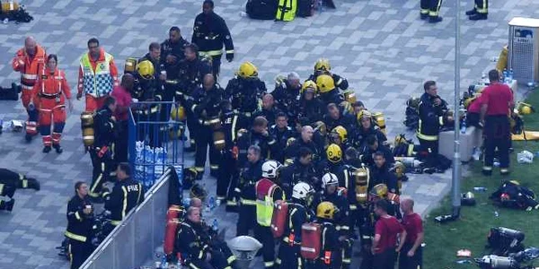 Incendiu într-un bloc turn din Londra. FOTO EPA
