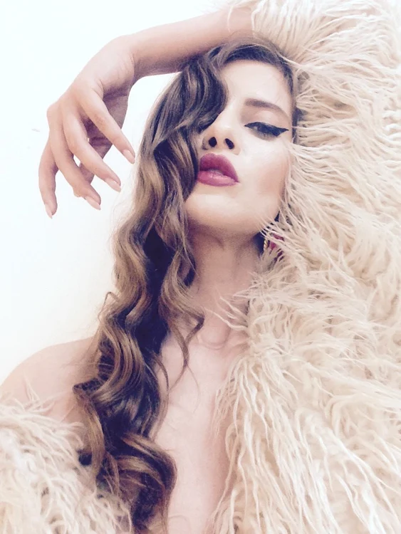 Excentrica Iulia Albu nu mai păstrează o relație apropiată cu fostul soț