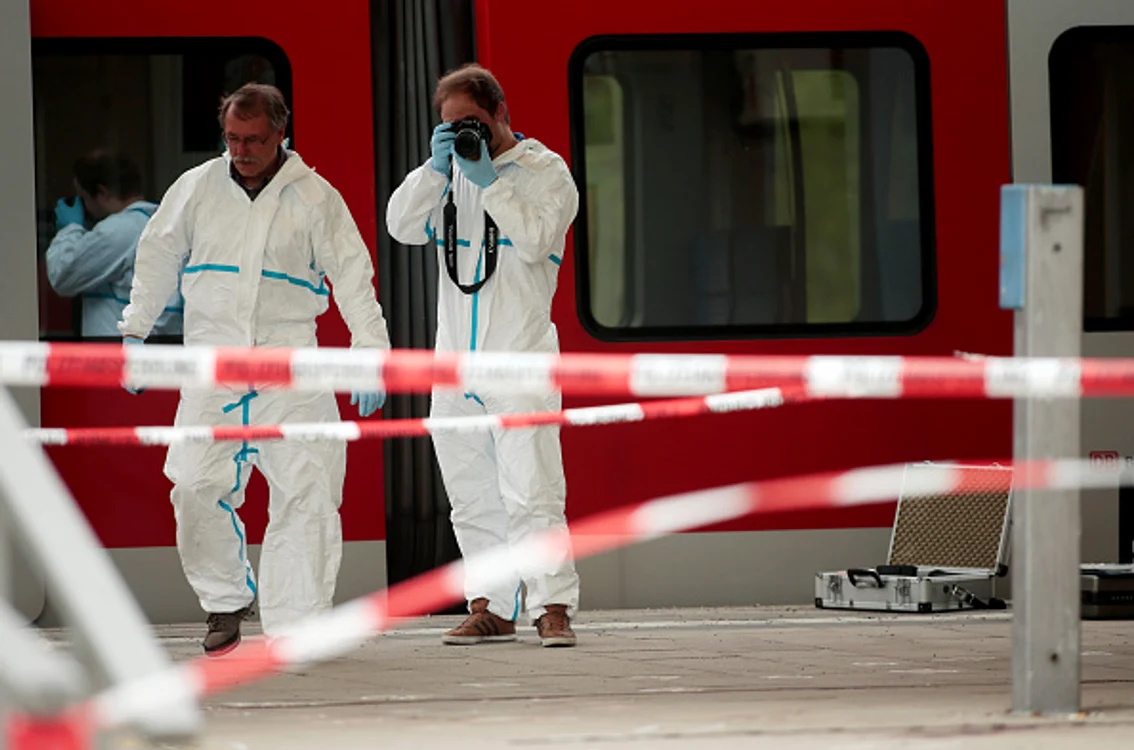 
    Pasagerii unui tren din Germania au fost atacați cu un topor și un cuțitFoto: Getty  