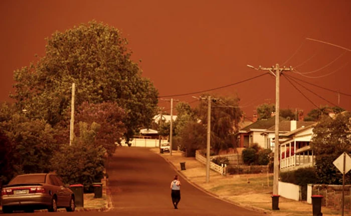 Nori portocalii şi negri s-au ridicat deasupra Australiei