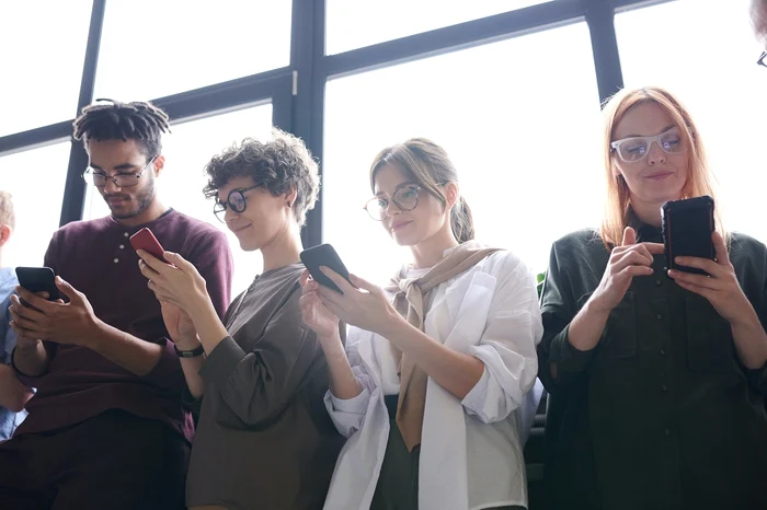 Acești ochelari costă peste 2000 de euro