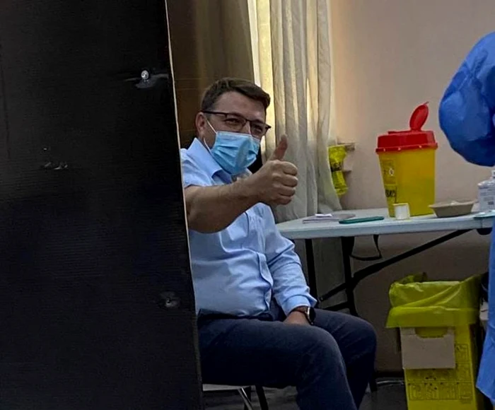 Preotul Valeriu Roscan s-a vaccinat şi îndeamnă şi credincioşii să o facă FOTO facebook Valeriu Roşcan