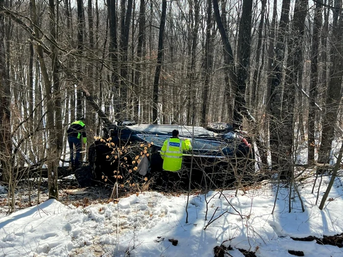 Isprăvile unui tânăr care s-a urcat beat la volan: a ieşit cu maşina în afara carosabilului, a doborât un copac şi s-a răsturnat