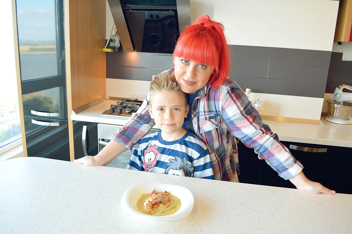 
    Mario, fiul cântăreţei,  este fericit că mama lui  îi găteşte tot ce-i pofteşte  inima, iar preparatele  arată ca-n reviste  