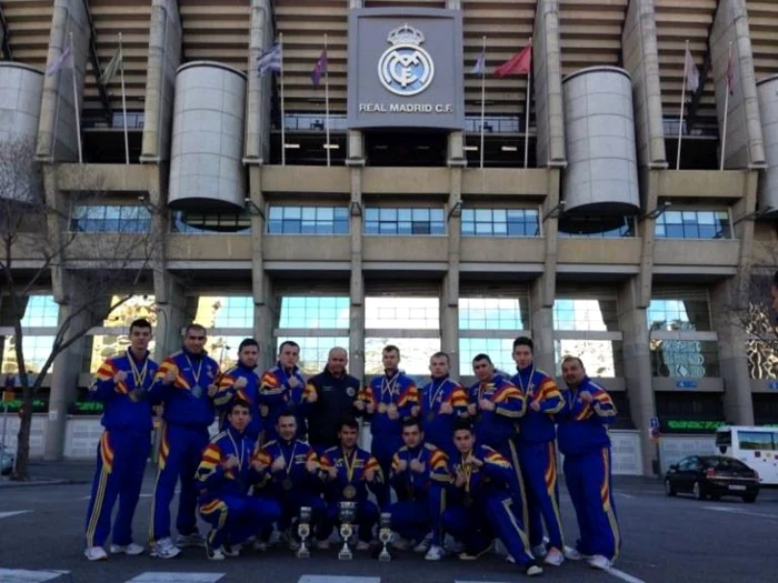 Sportivii români s-au pozat în faţa stadionului "Santiago Bernabeu" / FOTO F.R. Kempo