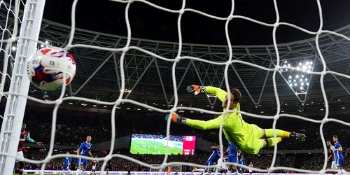 Cheikhou Kouyate de la West Ham United înscrie în prima repriză în partida din cupa Cupa EFL între West Ham United şi Chelsea pe stadionul The London în Londra Anglia FOTO Guliver / Getty Images / Dan Mullan