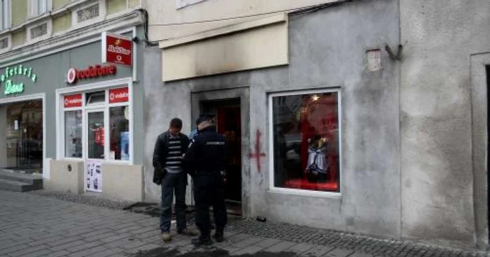 Cluj: GALERIE FOTO Sex-shop incendiat în centrul oraşului