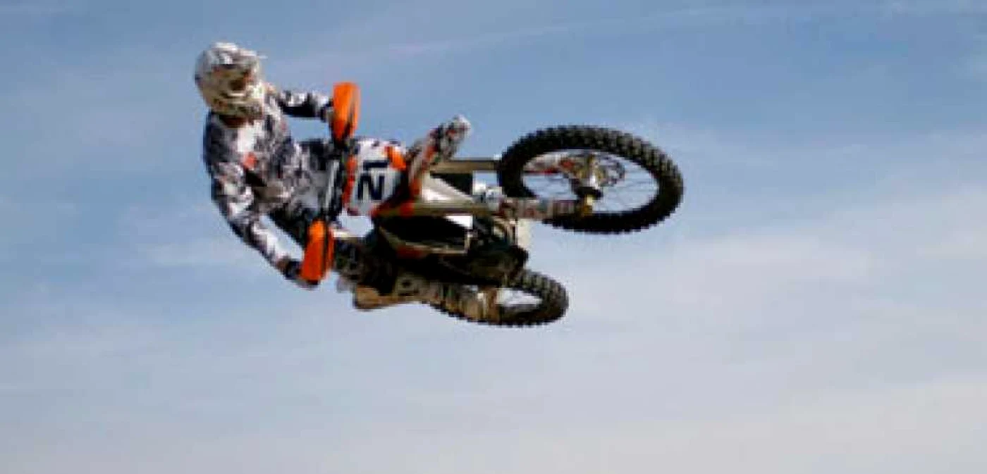 Adrian Răduţă îşi consolidează poziţia de lider în Campionatul Est European de Motocros