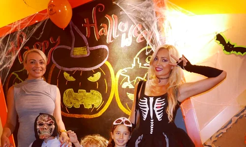 Raluca Zenga, împreună cu Samira și Walter jr  (de la dreapta la stânga) și o prietenă de familie cu băiețelul ei jpeg
