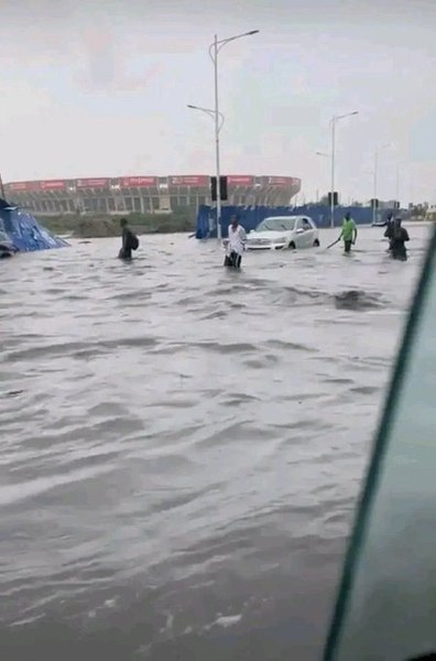Cartierul Ndanou din Kinshasa a ajuns sub apă ca urmare a cedării barajului din apropiere