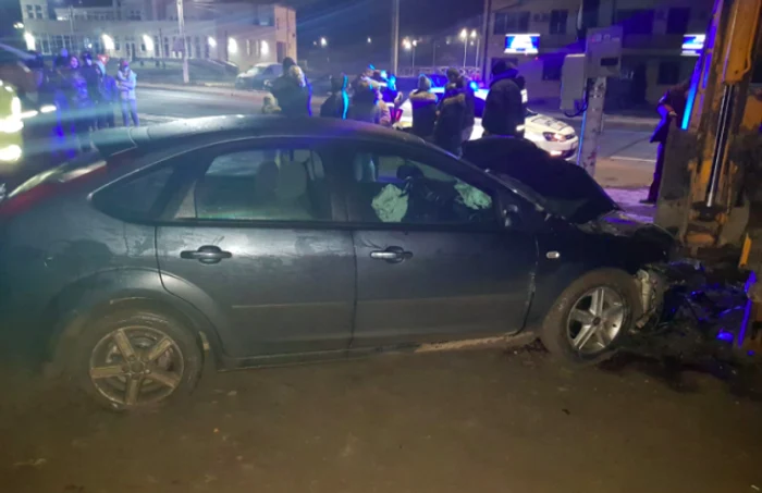 Accident la giratoriul din Tuzla - o maşină a zburat de pe DN şi s-a lovit de buldoexcavator Sursa IPJ Constanţa