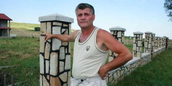 NEAMŢ: Proprietarul gardului furat s-a întors dezamăgit de la preot (UPDATE)