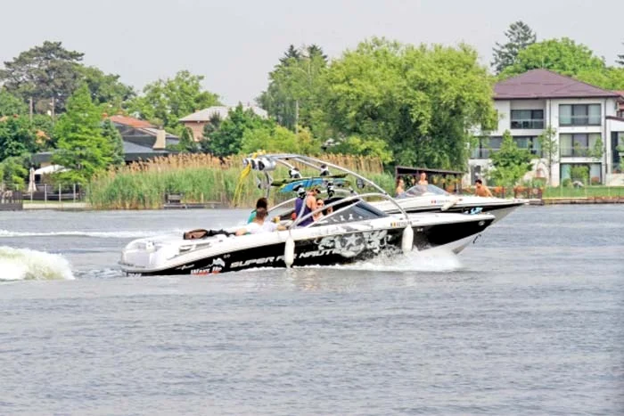 
    Accidentul de pe lacul Snagov s-a produs în noaptea de sâmbătă spre duminică Foto: arhiva Click!  