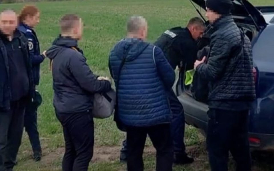 Poveștile bărbaților ucraineni care au fugit de război: au înotat ori s-au prefăcut bolnavi