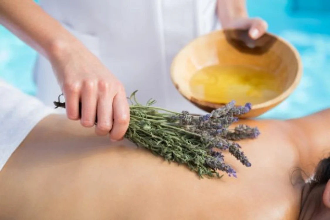 Fiecare ulei esenţial are propriile lui beneficii şi proprietăţi şi prin
 asta e unic, motiv pentru care e folosit în aromaterapie.