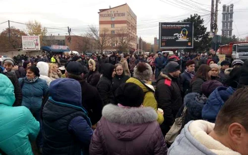 Sute de comercianţi au ieşit în stradă să protesteze împotriva închiderii Bazarului Suceava. FOTO Dănuţ Zuzeac