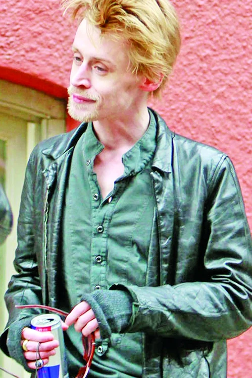 
    2012- Macaulay Culkin a fost  surprins de paparazzi  în New York, arătând  îngrozitor  