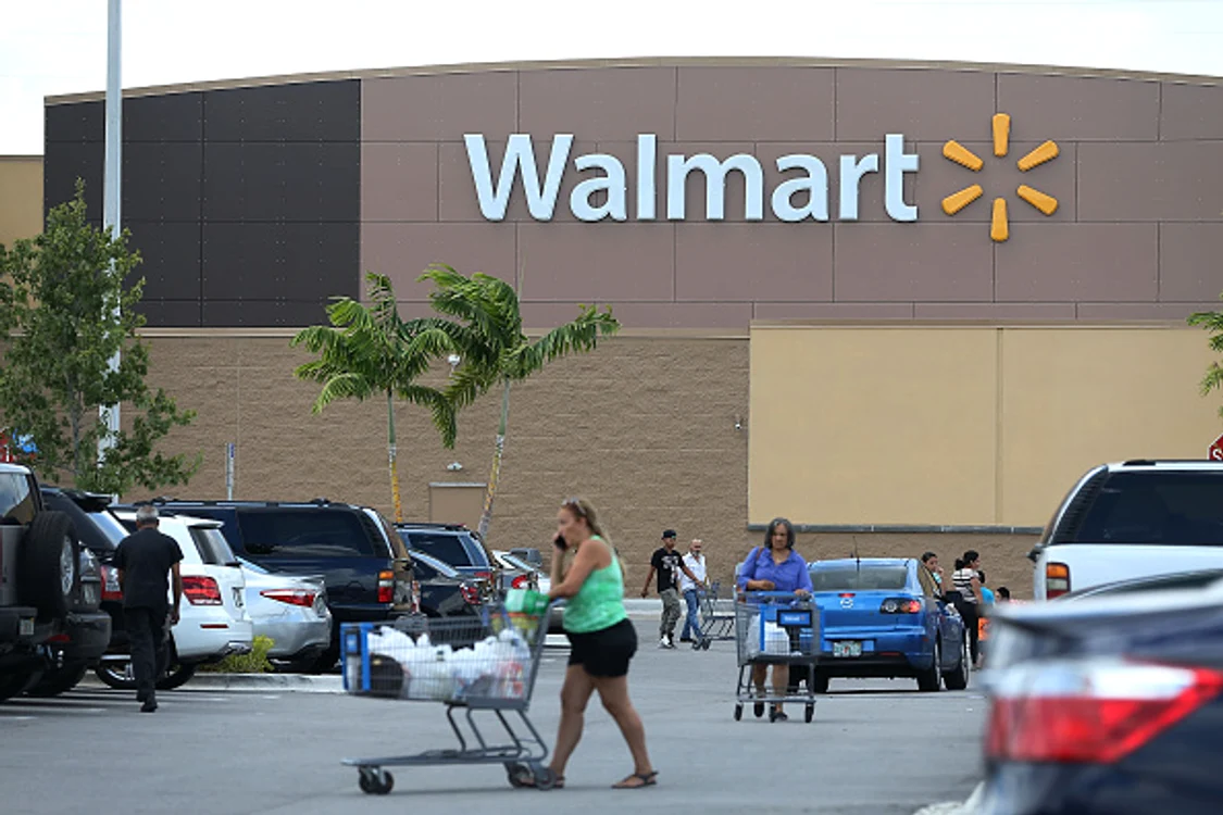 
    Un bărbat înarmat a pătruns într-un supermarket WalmartFoto: Getty  