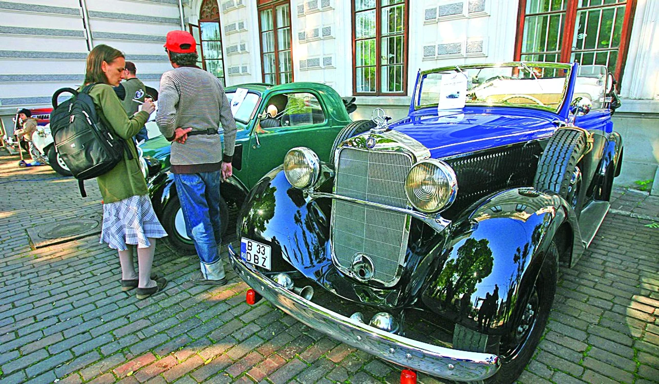 Maşinile au putut fi admirate în curtea Palatului Şuţu