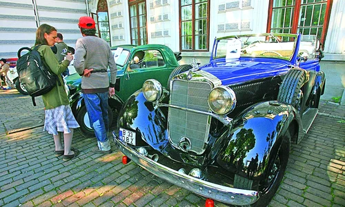 Maşinile au putut  fi admirate în  curtea Palatului Şuţu jpeg
