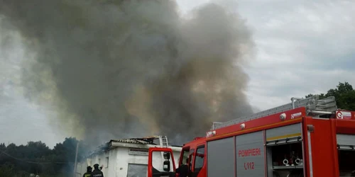 Fumul produs de incendiul din Păun se vede de la o distanţă de câţiva kilometri. Foto: Ziarul de Iaşi