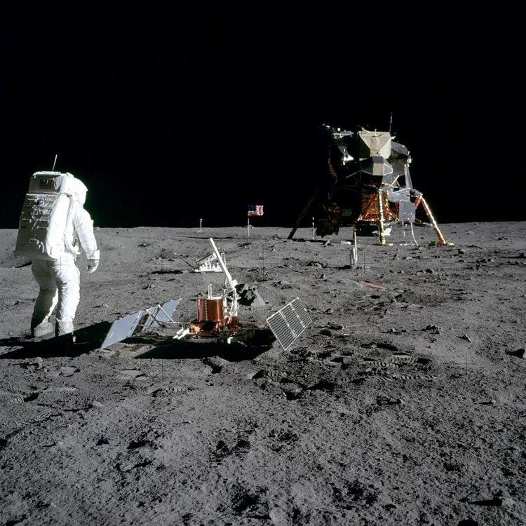 Luna de pe cer, exponatul săptămînii jpeg