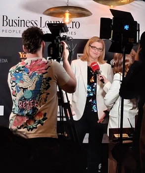 Elisabeta Lipă oferind un interviu TV la eveniment