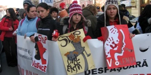 Zeci de copii s-au alăturat campaniei antiviolență