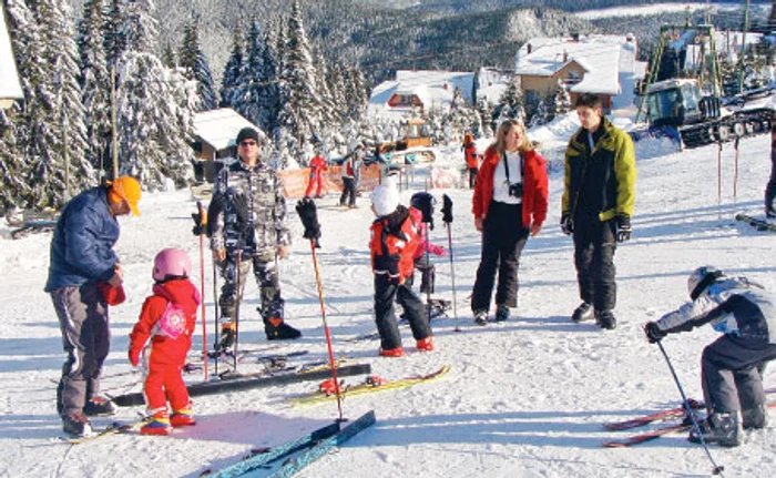 Pe pârtiile din Rânca, copiii învaţă să schieze de la monitori profesionişti