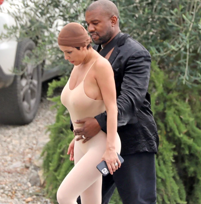  Kanye West și Bianca Censori, în Toscana, Italia. August 2023