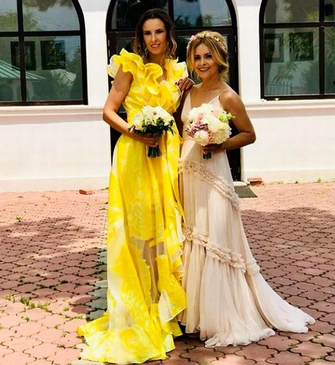 Simona Gherghe la nuntă, alături de naşa Ionela Năstase