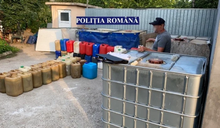 Din cercetări a reieşit că mai mulţi angajaţi ai unei societăţi comerciale cu profil petrolier, din judeţul Bacău, ar fi sustras „produs petrolier condensat” Foto: Poliţia Română