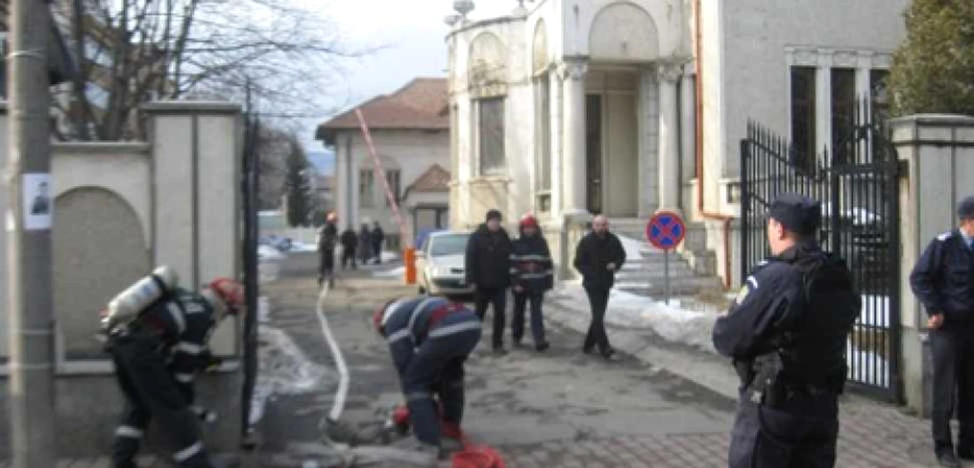 Echipele au scotocit în zadar sălile de la Judecătorie și Tribunal în căutarea bombei anunțate