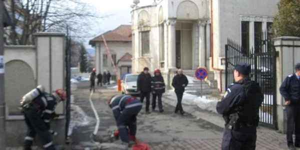 Echipele au scotocit în zadar sălile de la Judecătorie și Tribunal în căutarea bombei anunțate