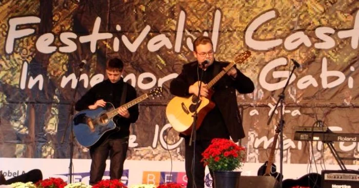 „Festivalul Castanilor“ adună interpreți de muzică folk din toată țara. (Foto casadecultura.ro)