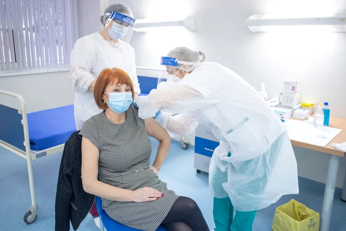 
    Datele oficiale arată că rata de infectare în rândul vaccinaților este foarte scăzută  