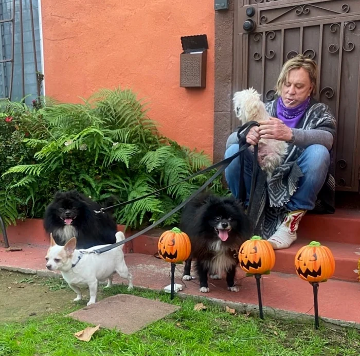 Mickey Rourke, 69 de ani, este extrem de atașat de cățeii lui, preferatul lui fiind bișonul alb, Carlos pe care îl ține în brațefoto: Instagram