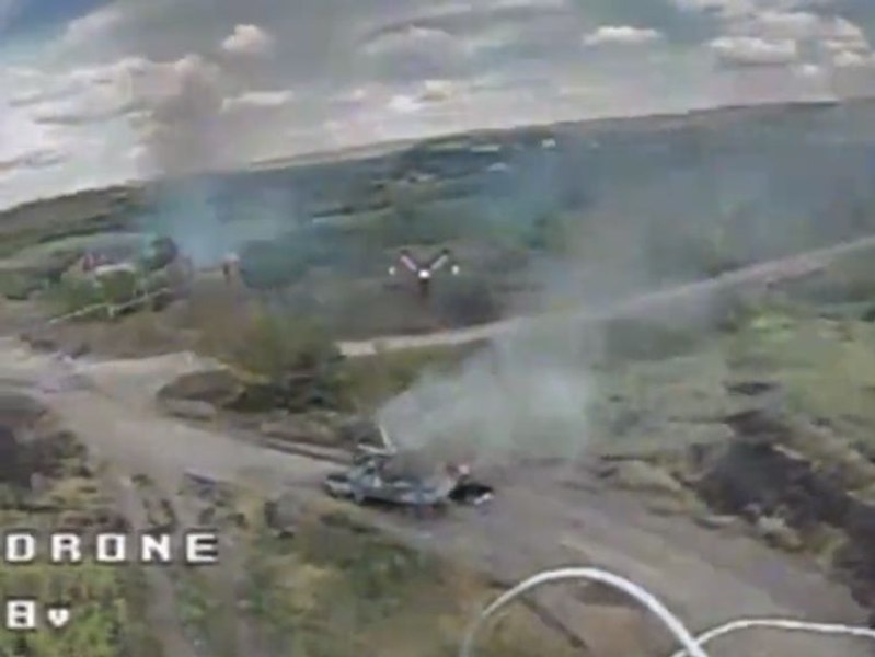 O dronă ucraineană filmează momentul în care lovește un lansator de rachete termobaric rusesc, declanșând o explozie masivă VIDEO