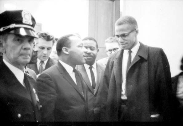 Malcolm X (dreapta), alături de Martin Luther King Jr. (© Library of Congress)