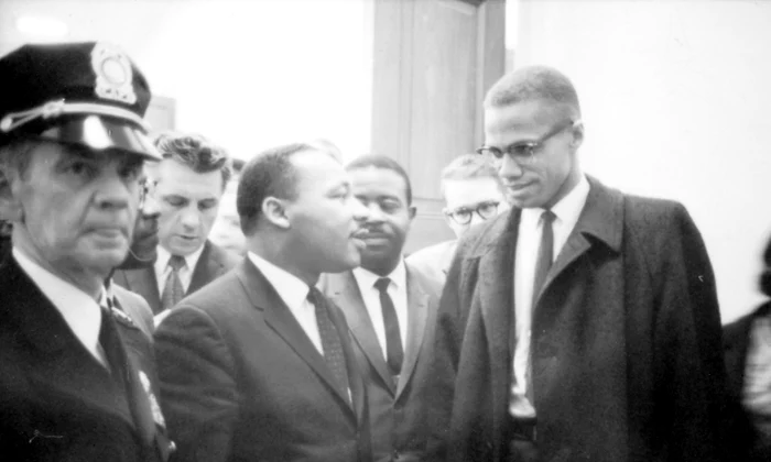 Malcolm X (dreapta), alături de Martin Luther King Jr. (© Library of Congress)