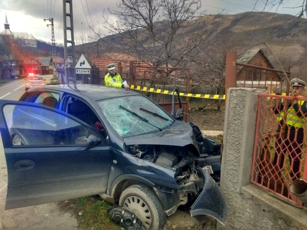 Maşina în care se afla vitima decedată s-a izbit violent de un gard. Foto: ziarulunirea.ro