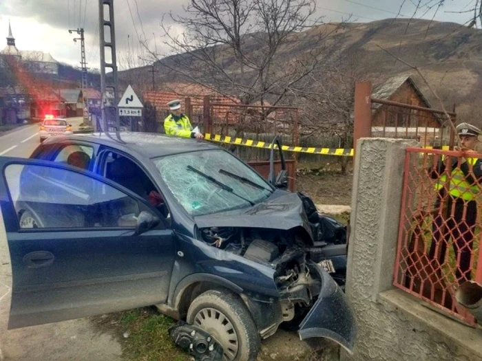 Maşina în care se afla vitima decedată s-a izbit violent de un gard. Foto: ziarulunirea.ro