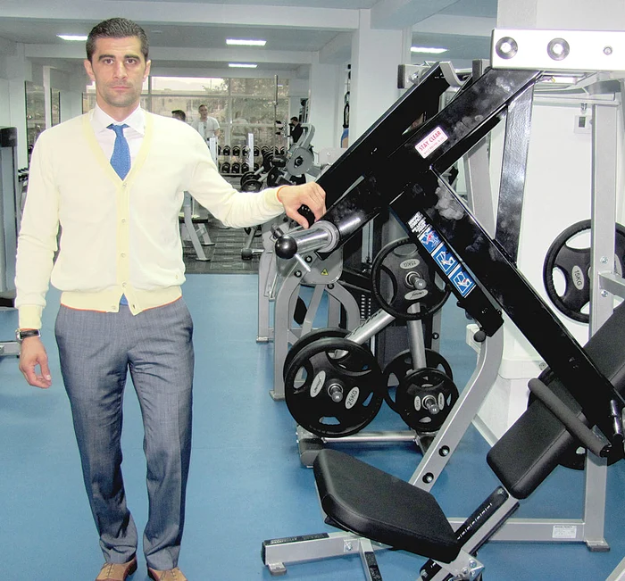 Dani Coman se sprijină de aparatul său preferat, cel pentru întărirea muşchilor braţelor şi spatelui