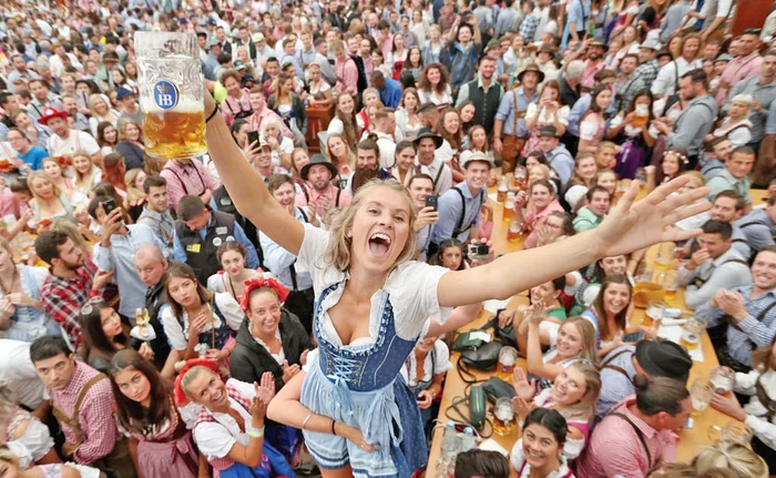 
    Chelneriţele sexy  încing atmosfera în  rândul „harlberiştilor”  