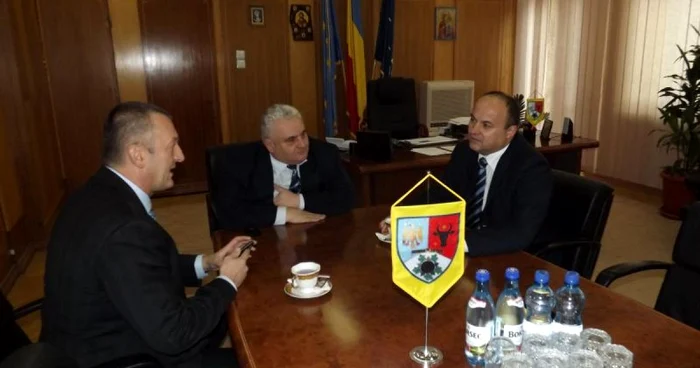 Ambasadorul (dreapta) a aflat de prefect care sunt oportunităţile de afaceri în Vrancea Foto: Prefectura Vrancea