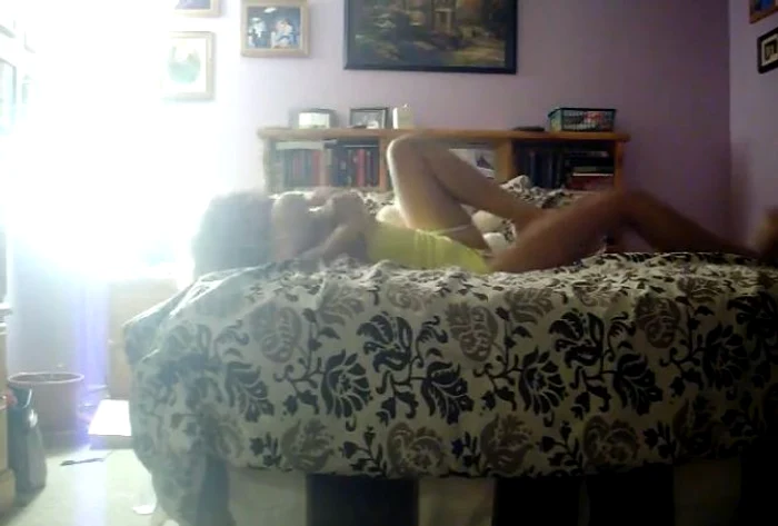 
    Fata dansează lasciv  