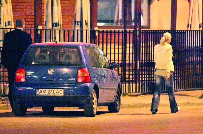 În drum spre maşina lui, par că n-au nici o treabă unul cu celălalt