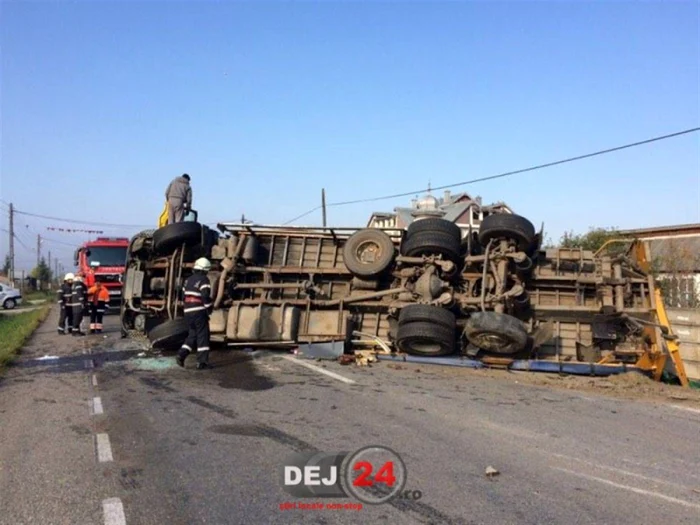 TIR-ul răsturnat pe DN17 în zona localităţii Mănăşturel FOTO dej24.ro